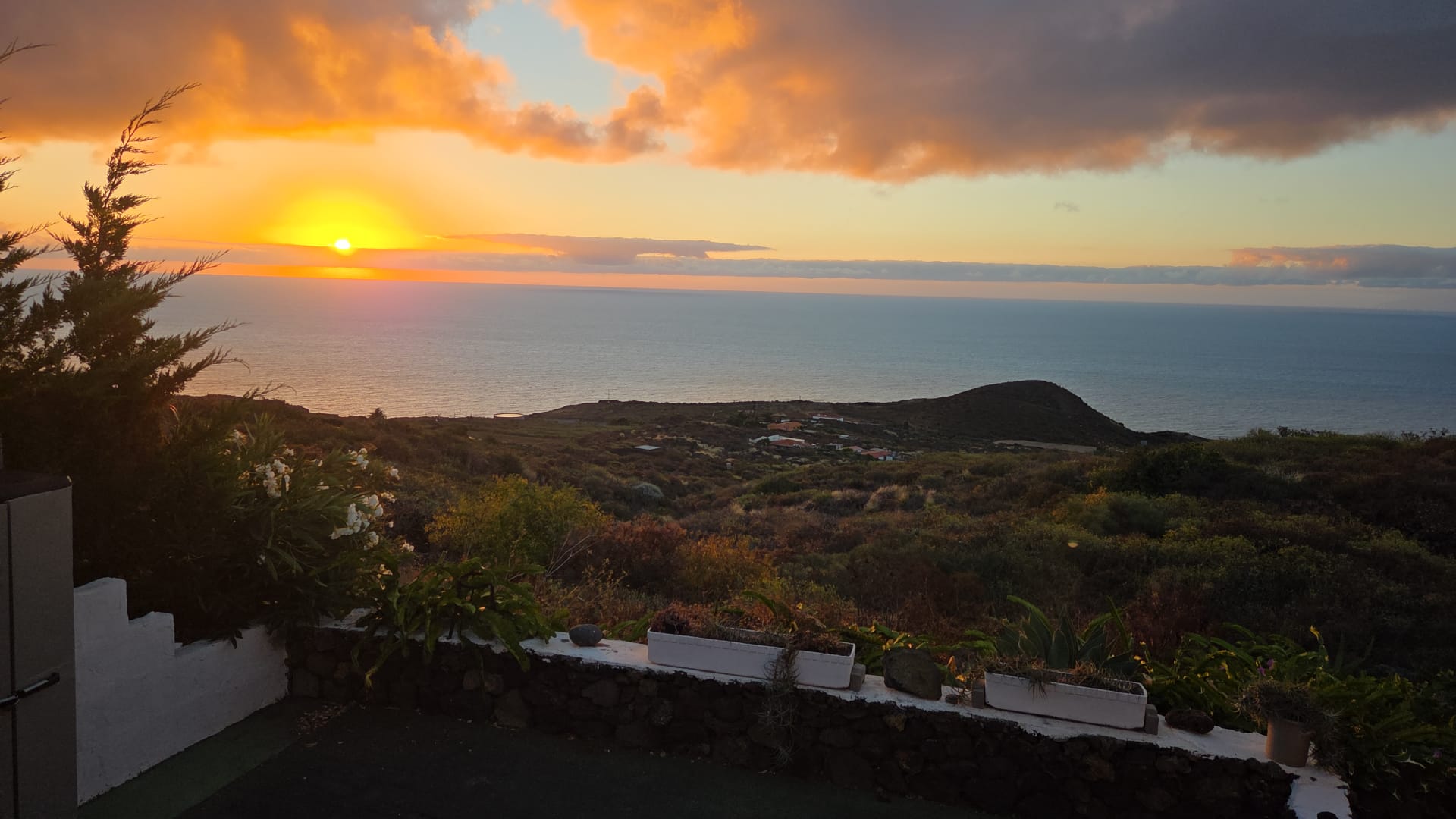 Vista desde El Olivo de Mazo hacia el mar, con la casa asomando entre el verde de Villa de Mazo, La Palma